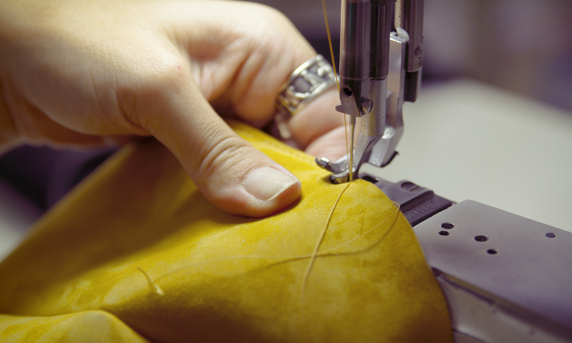 Couturière couture sac en cuir